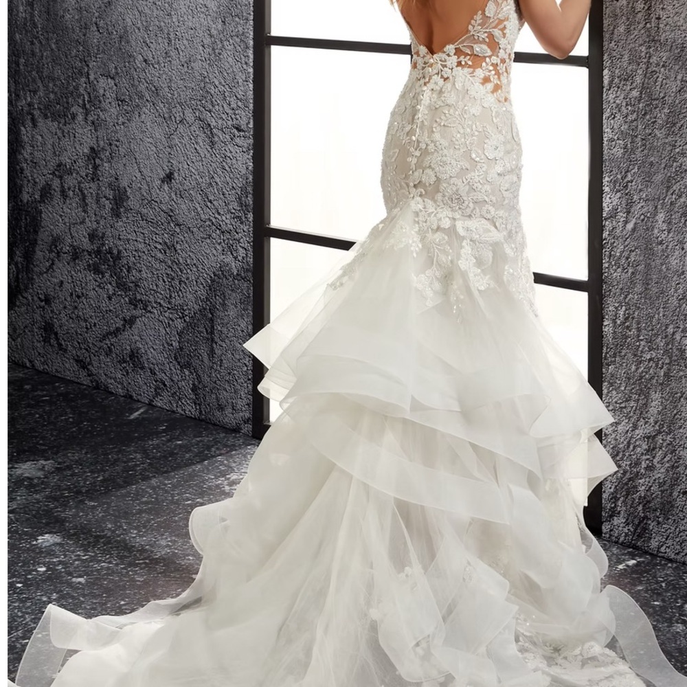 Elegant Lace Wedding Dress in Cream - Picture 5 of 5